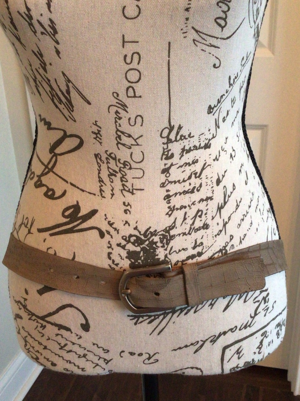 Bundle 2/$14 Women’s Taupe Croc-Embossed Leather Belt with Classic Buckle Sz L